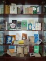 Miniatura vitrino kun Esperanto-libroj